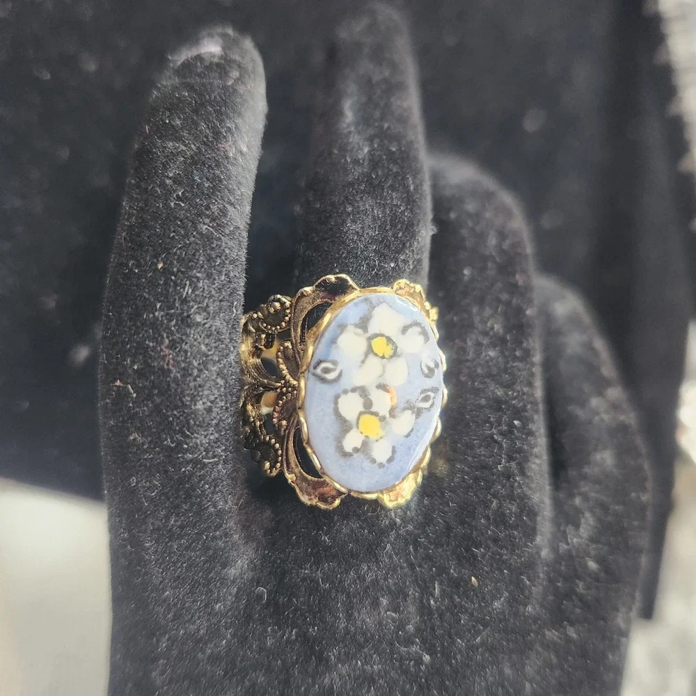 Vintage Gold Tone Filigree Daisy Porcelain Cabochon Ring Blue Floral Size‎ 7.5